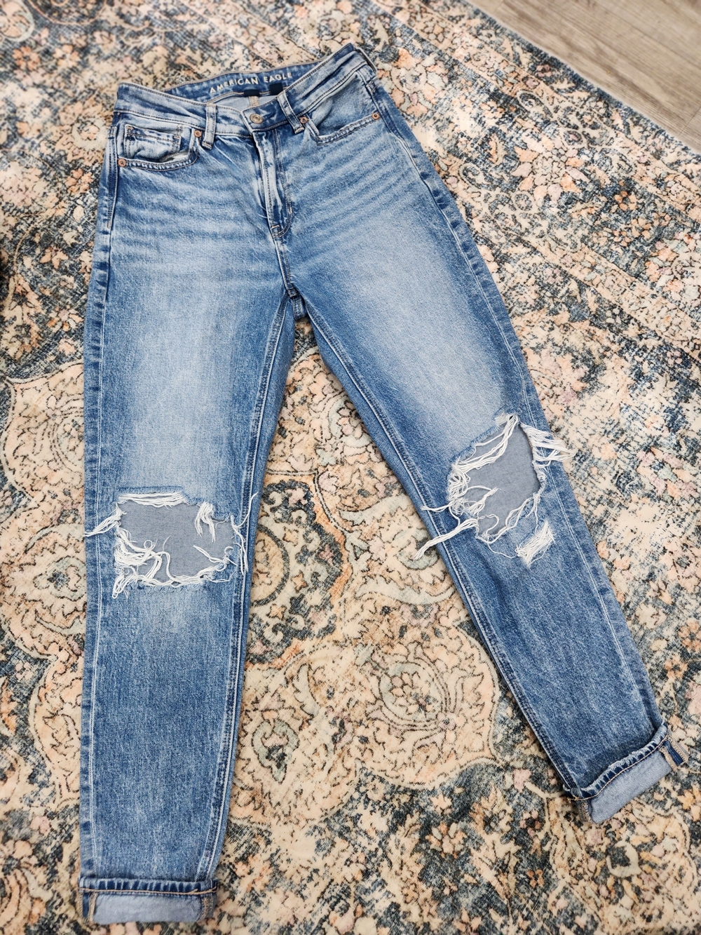 American Eagle Outfitters Light Blue Distressed High-Rise Mom Jean